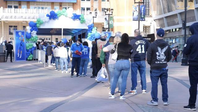 广发体育-【现场】亲临独行侠主场 见证诺天王球衣退役仪式